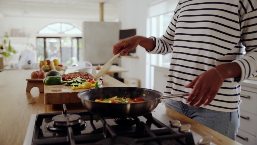 Ouverture de la cuisinière à gaz pour préparer la cuisson dans la cuisine. - Clips et séquences vidéo HD gratuits sur Videezy !