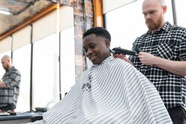 Coiffeur coupe les cheveux avec une tondeuse d'un jeune homme noir mal rasé  dans un studio de salon de coiffure Coiffeur professionnel coupant les  cheveux avec une tondeuse électrique - Photo Premium