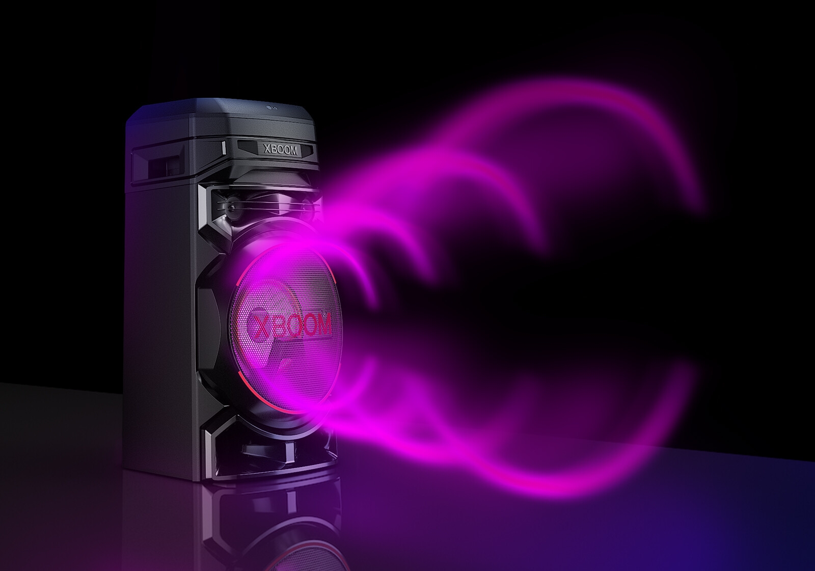 LG XBOOM RNC5 avec le côté gauche vers l’avant sur un fond noir. Le graphique représentant un son circulaire violet sortant des caissons de basse.