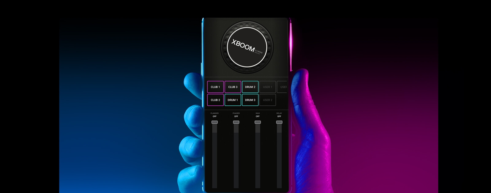 Une main tenant un smartphone, montrant l’appli XBOOM.