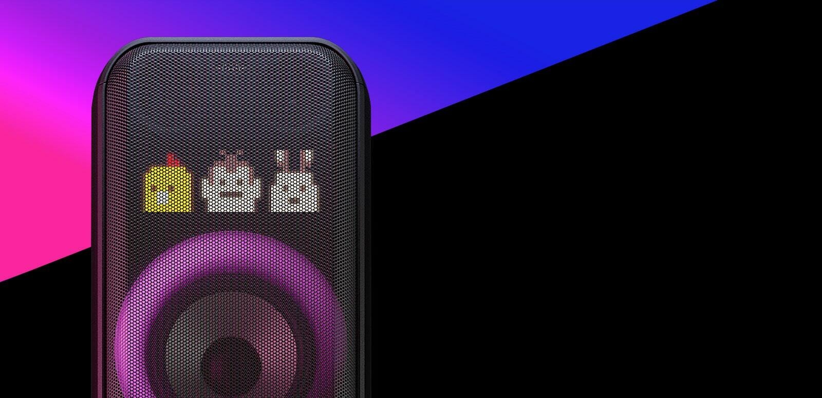 Le texte est placé sur la zone violette dégradée, en dessous se trouve une zone noire en diagonale. Le haut-parleur se superpose sur les deux, avec l’éclairage dynamique à pixels et l’éclairage circulaire multicolore.