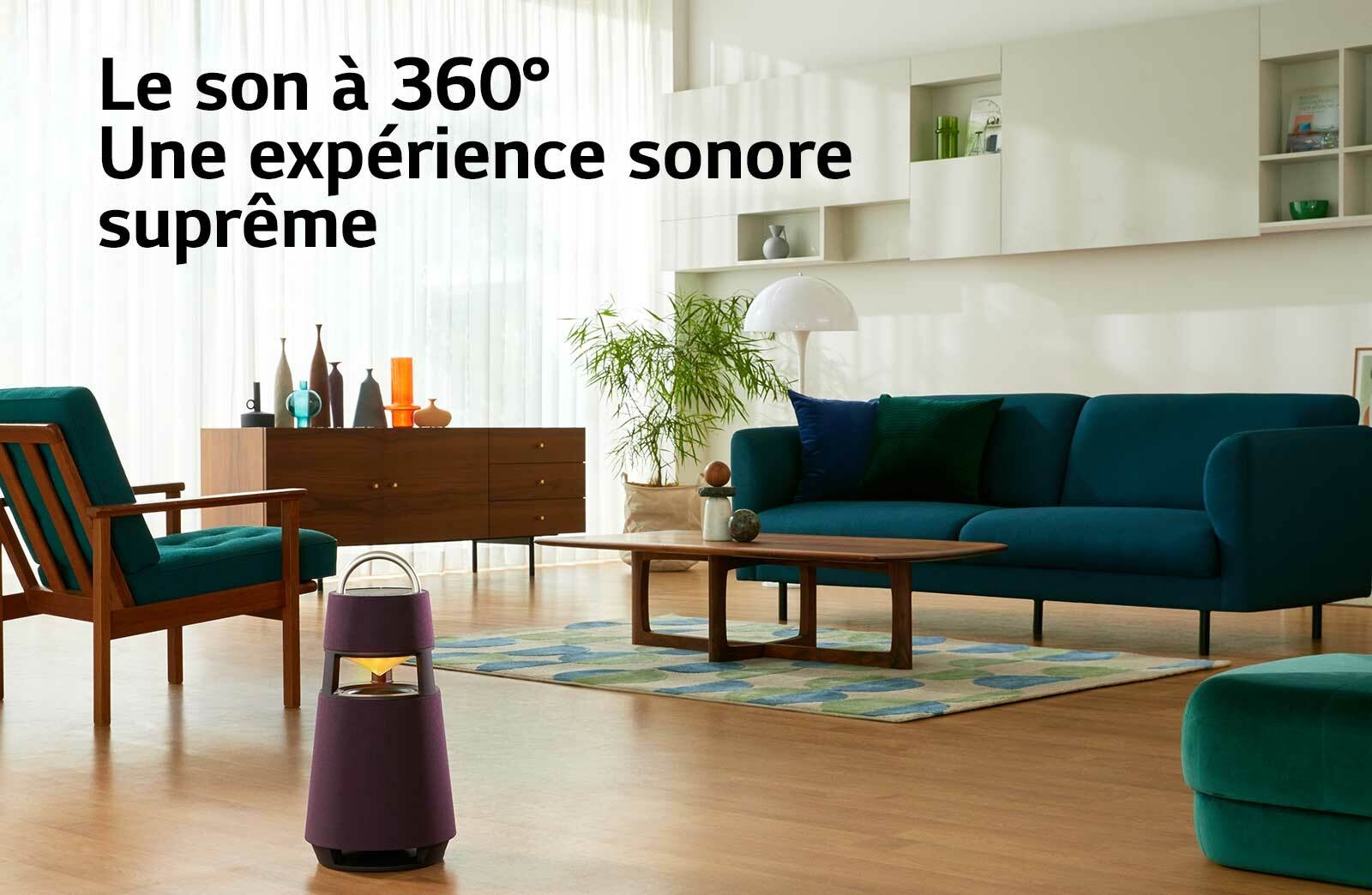 Image d’une femme assise sur un canapé écoutant de la musique grâce à une enceinte XBOOM 360 posée devant elle.