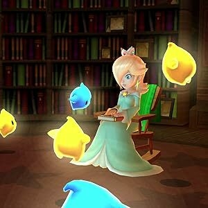 Scène illustrée montrant des orbes jaune-orange brillants flottant dans un décor de bibliothèque sombre. Personnage assis en tenue verte entouré d'étagères.