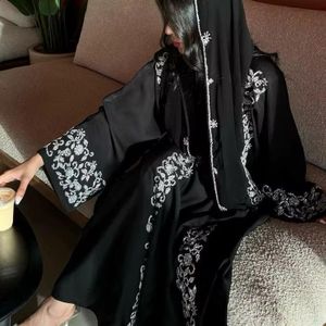 Mode Abaya noire élégante brodée avec Foulard – Style luxe oriental-dakar
