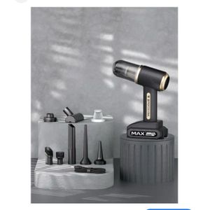 aspirateur de voiture sans fil est un modèle portable et rechargeable, souvent appelé mini aspirateur