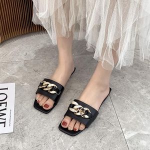 CALLIARA Mules Plates Femmes Noires à Bout Carré et Chaîne Métallique, Tongues à Bride Unique pour Extérieur, Décontractées, Polyvalentes, Antidérapantes pour la Plage