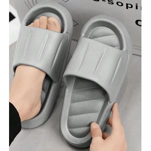 Claquettes "Cloud Comfort" – L'Expérience de Marche Ultime