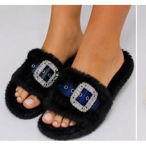 Claquettes en fausse fourrure avec boucle strass