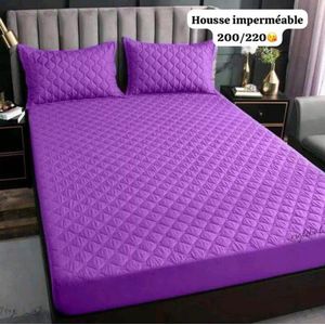 PROTEGE-MATELAS IMPERMÉABLES Matelassé de Couleur Violette, présenté avec deux taies d'oreiller assorties.