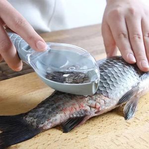 Ecailleur à poisson avec réservoir