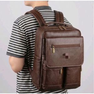 sac à dos en cuir marron dispose de multiples compartiments 