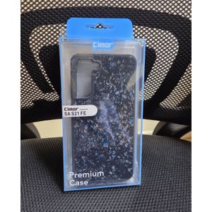 Coque Samsung S21 FE, couleur noire avec des accents de couleur bleue et grise/argentée.
