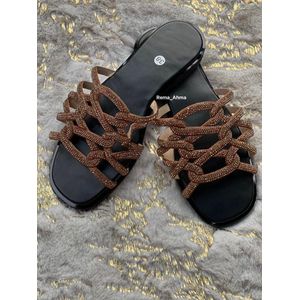 Sandales plates ornées de brides entrelacées serties de strass marron fabrication locale - Pour Femme