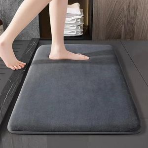 Tapis de sol absorbant pour salle de bain, tapis de pied antidérapant en polaire corail, tapis de porte de salle de bain à séchage rapide - gris foncé