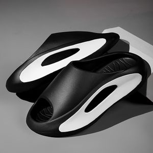 Claquettes futuristes noir et blanches