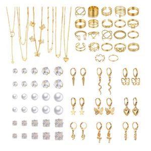 Ensemble de boucles d'oreilles, collier et bague en alliage vintage avec papillon et perles.