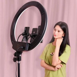 une Ring Light (anneau lumineux) de 22 pouces (56 cm