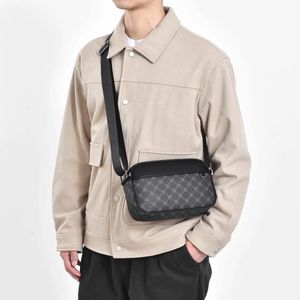 H2O Sacoche pour homme présente un design moderne et minimaliste, idéal pour un usage quotidien urbain. Couleur Noir