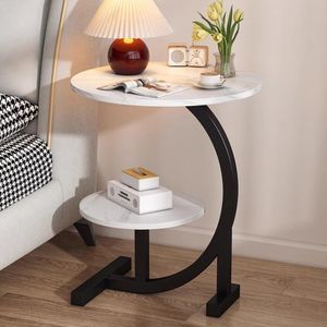 Table d'appoint de luxe moderne avec un mélange de fer forgé et de bois, dotée d'un plateau à motif marbre blanc.