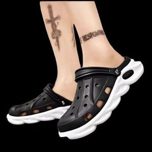 Crocs ou Sabots Unisex Ultra-Confort Premium – Sandales Outdoor Antidérapantes & Respirantes Idéal Plage, Maison & Travail – Tendance Sénégal 2026