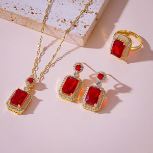 Parure Royale Ruby : Collier, Bague et Boucles d’Oreilles - Ensemble Bijoux Émeraude Rouge et Halo de Cristaux Dorés
