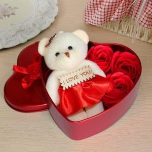 Boite en forme de coeur avec ourse et petale de rose 