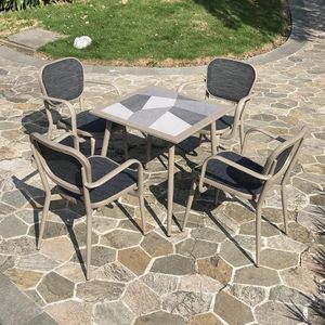 Table à manger en pierre avec 4 chaises en métal 