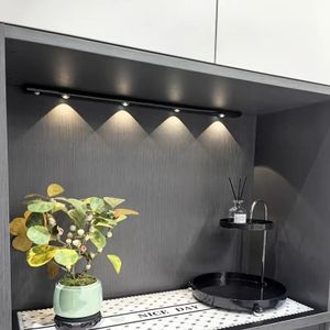 Un éclairage d'armoire à capteur LED moderne de 40 cm avec chargement magnétique USB et fonction de gradation à trois couleurs.