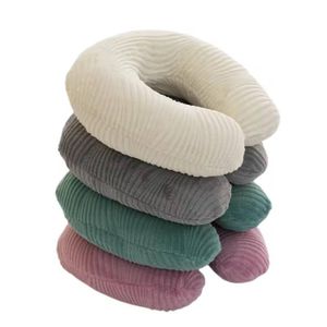 No Oreiller de voyage ergonomique en mousse à mémoire de forme. Soutien optimal de la nuque et des cervicales. Léger, compact et confortable, idéal pour les trajets en avion, train, voiture ou bus. Housse douce et respirante.