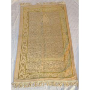 tapis de prière (ou Sejadah) en chenille orné d'un mihrab finement détaillé et de teintes beige et or