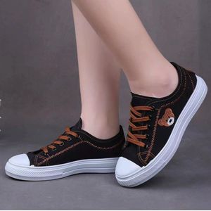 Chaussures en toile pour femmes brodées d'ours dessin animé respirantes à lacets semelle souple décontractées polyvalentes pour étudiants