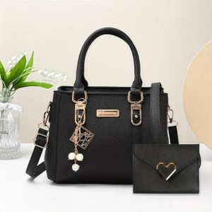 Gukbis Ensemble de deux pièces sac à main petit et élégant pour femme et portefeuille en forme de cœur, comprenant un sac à bandoulière à poches multiples avec un beau pendentif - Noir