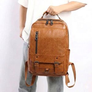 sac à dos en similicuir marron présente des boucles vintage et un compartiment pour ordinateur