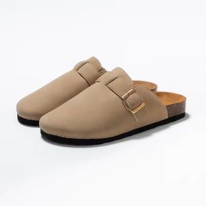 Sabots Confort Classiques – Finition Daim Synthétique, Boucle Dorée & Semelle Liège