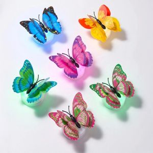 ShebSheb Lot de 6 veilleuses papillons LED 3D, ailes doubles multicolores, lampes décoratives murales et de jardin, fonctionnement à piles — idéal pour fêtes, chambres et décorations festives