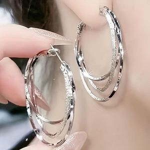 Boucles d'oreilles circulaires en métal à trois couches exagérées, conception facile et minimaliste, adaptées à diverses occasions