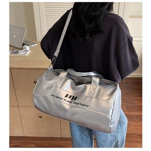 CALLIARA Sac de sport brillant argenté, sac de voyage grande capacité avec séparation humide/sec, sac convertible à main et bandoulière