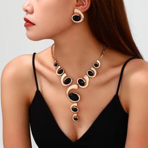 Un costume élégant en forme d'escargot ovale avec un aspect exagéré et sophistiqué.