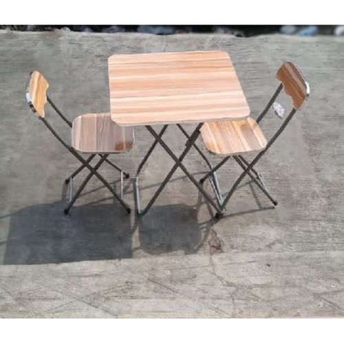 Table pliable avec 2 chaises